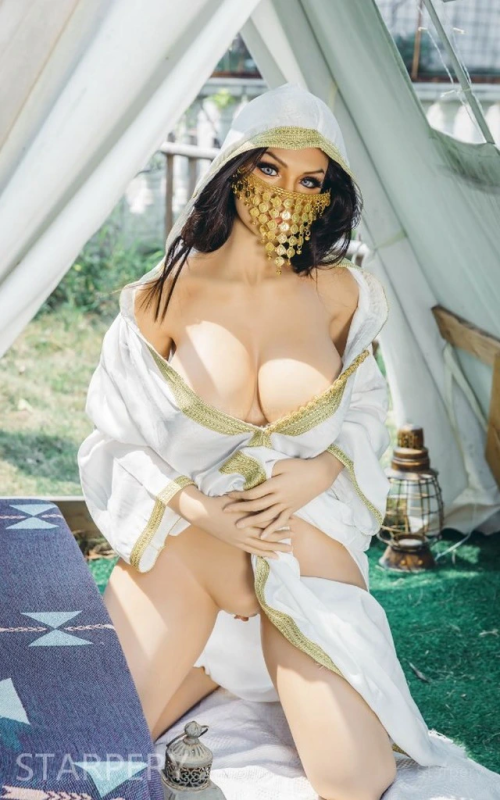 Cynthia, enigmática y sensual
