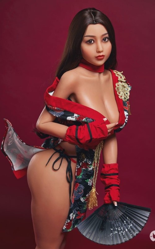 Saya, a curvy mais exótica