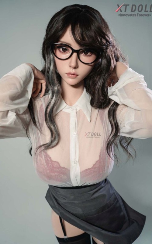 Lucy Storm, tu novia exuberante y leal Lucy Storm, tu novia exuberante y leal